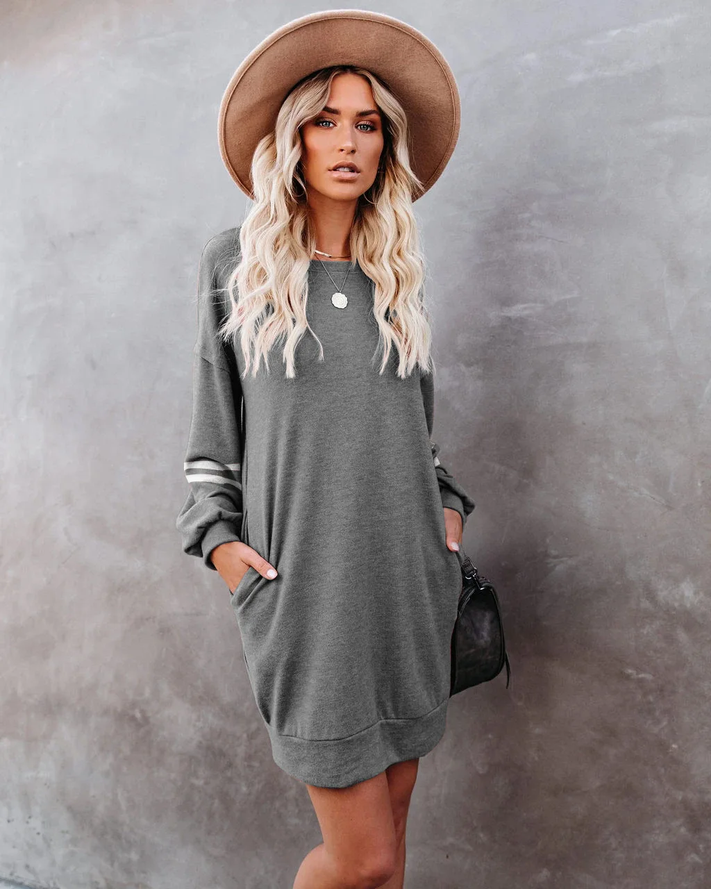 

Платье-мини женское однотонное с круглым вырезом и длинным рукавом