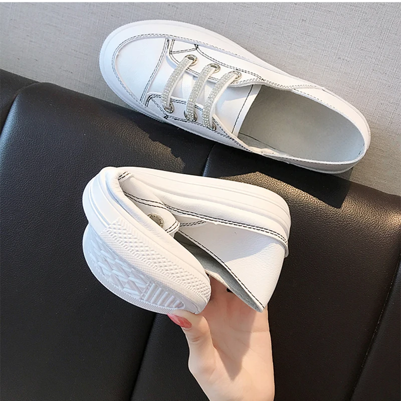 Белые туфли женские на плоской подошве со стразами и шнуровкой удобные