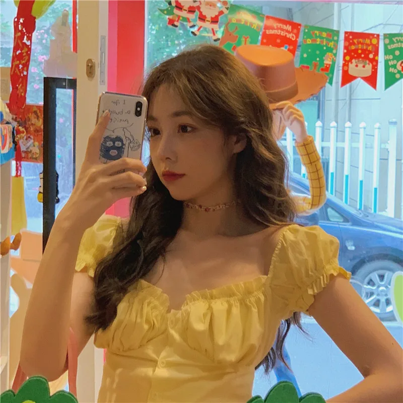 

Новинка лета 2021, французский милый желтый плиссированный топ с V-образным вырезом и короткими рукавами, дизайнерская нишевая пикантная Унив...