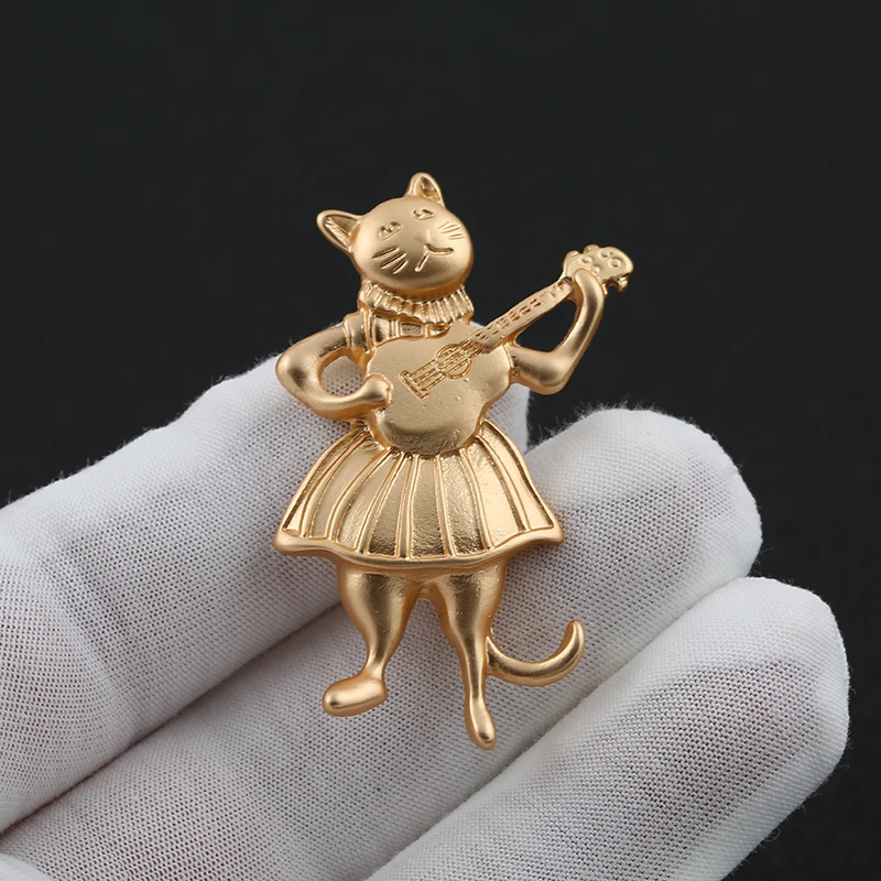 

New Vintage Cute Matte Gold Guitar Cat Brooches Pin Funny Playful Cardigan Coat Clothing Brooch For Women Girl Party Accessories
