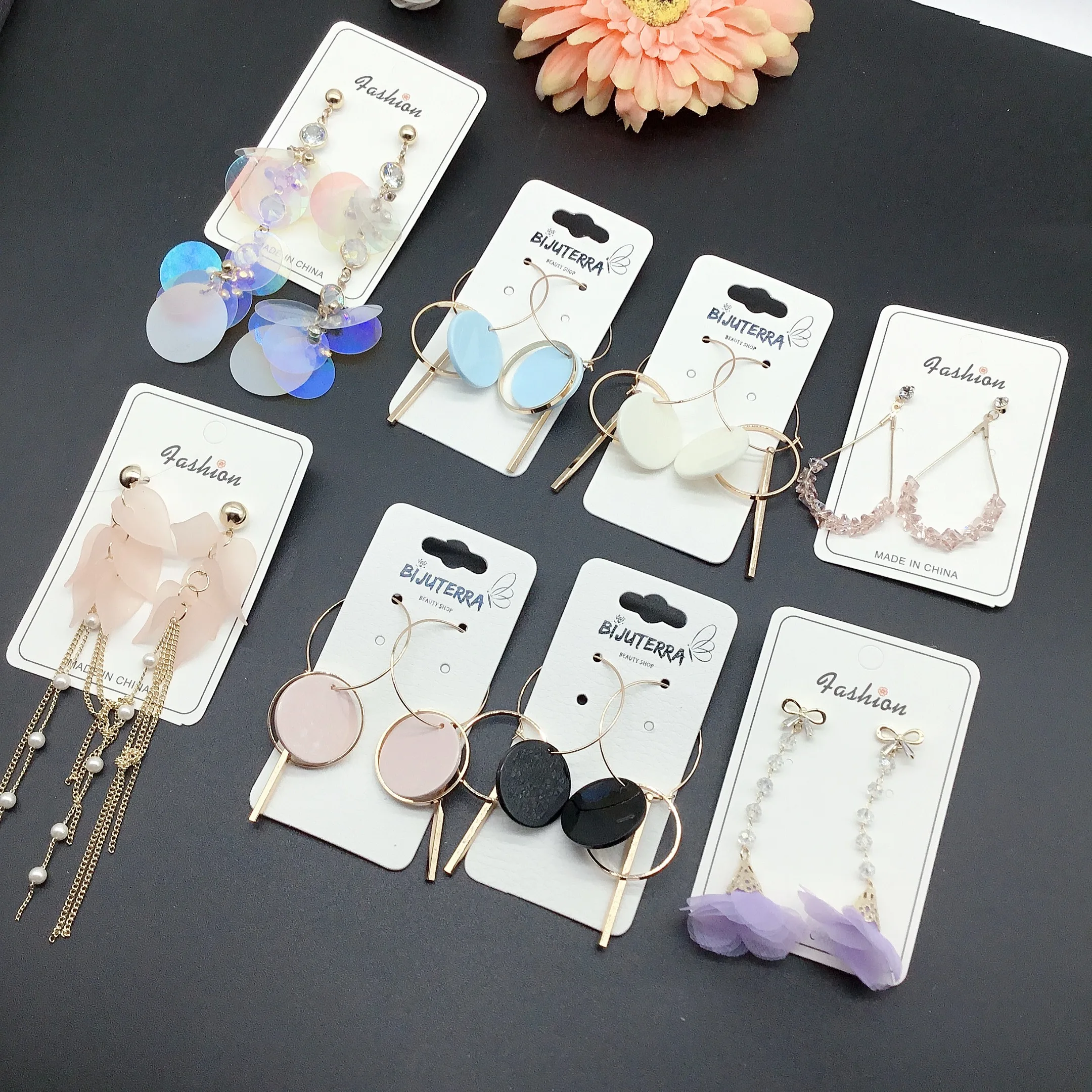 Женские плетеные серьги из ротанга круглые свисающие с бриллиантами и зеленым