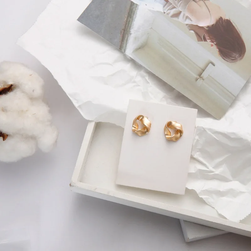 Матовое золото Цвет твист серьги со шпилькой для женщин диск неправильной формы