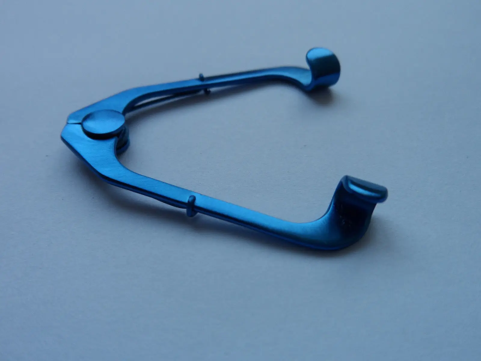 Офтальмологический хирургический инструмент титановый расширитель глаз для