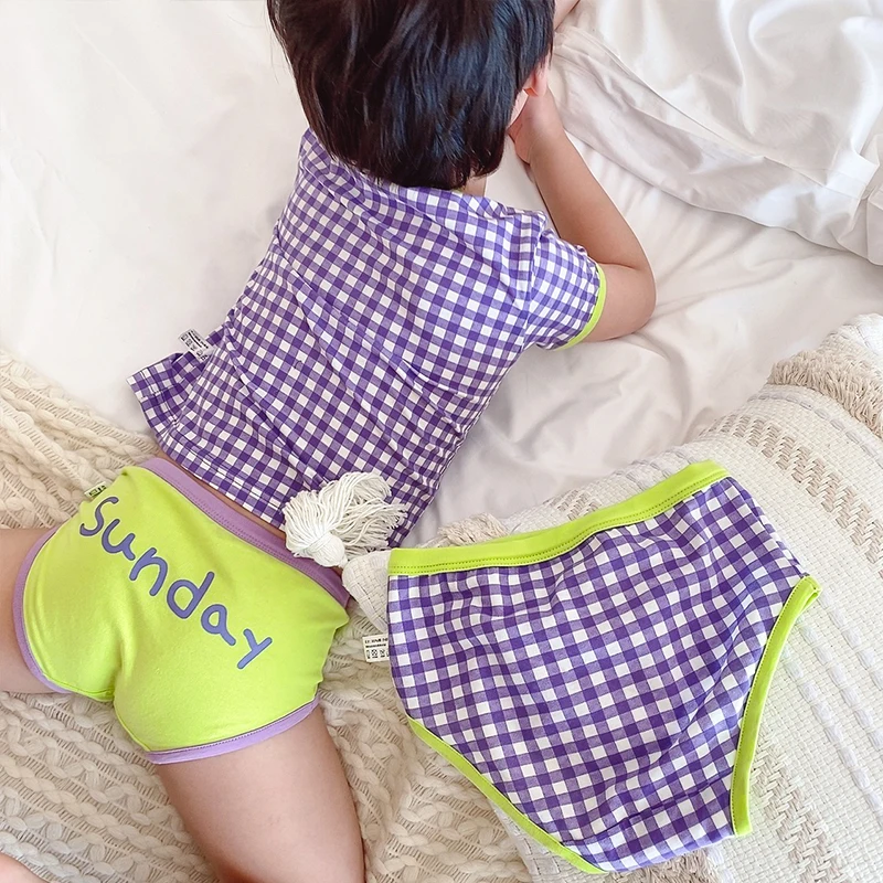 Маленькая девочка трусики