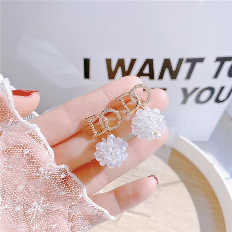 

Женские гипоаллергенные серьги из серебра 925 пробы, с буквами из 14-каратного золота с цирконием, из акрила, серьги с цветочным кулоном