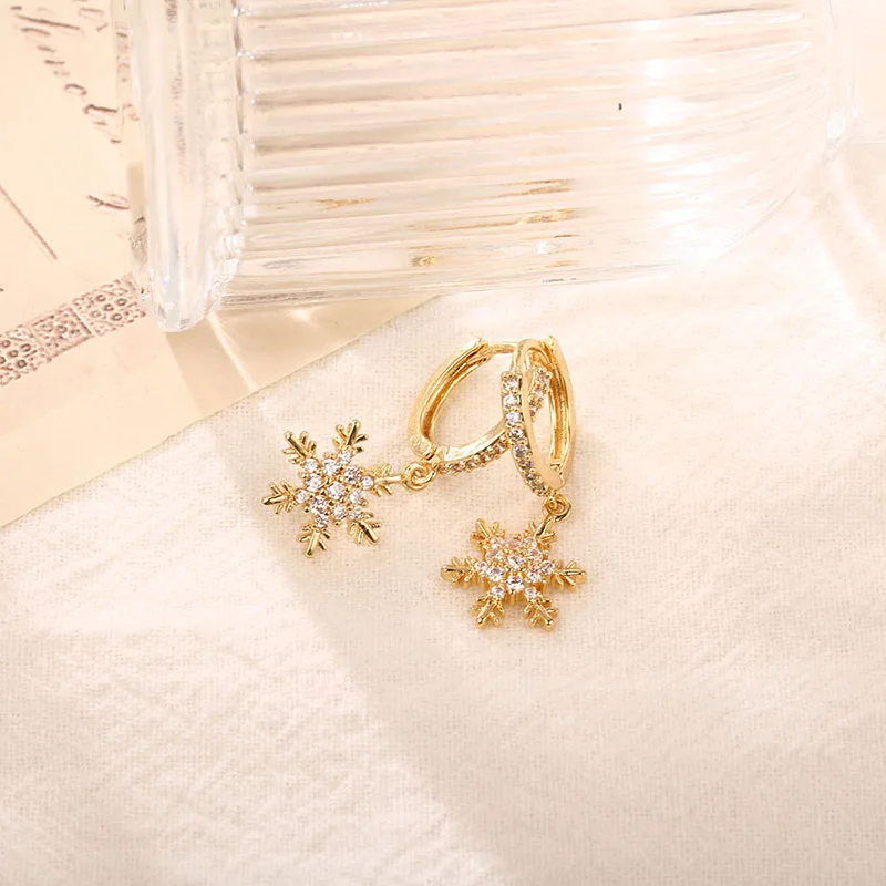 

Fashion Women Christmas Snowflake Copper Dangle Earrings For Elegant Girls Hollow Zircon Earrings Friends Party Gift Jewelry