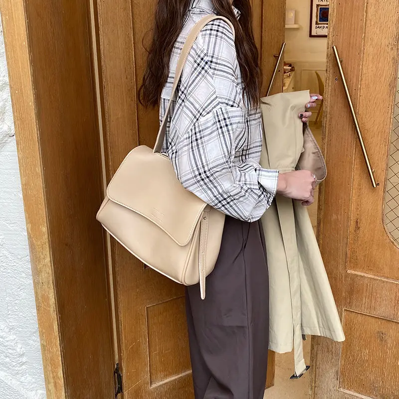 

2021 new simple design pure color autumn and winter clamshell temperament commuter pu ladies shoulder messenger bag tide