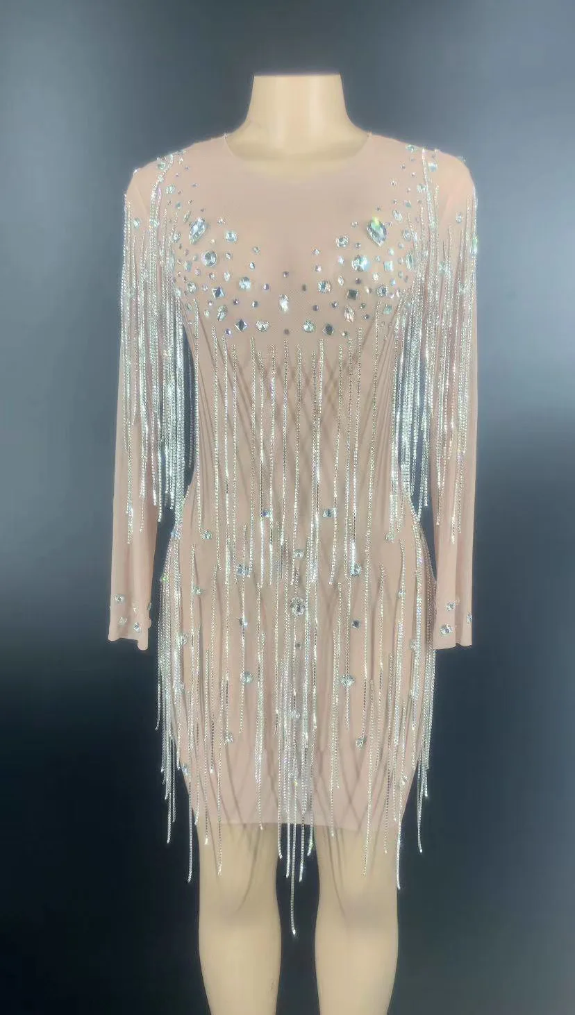 

Блестящее женское платье с бахромой и кристаллами