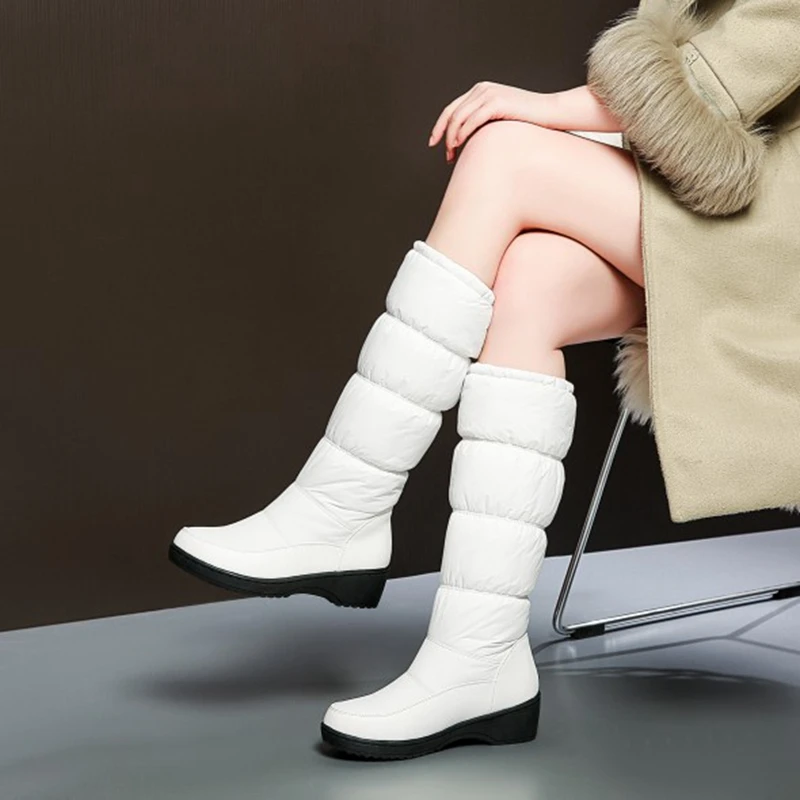 REAVE CAT/Большие размеры 35-44, новинка г. Модные женские ботинки теплые зимние ботинки на пуху зимние сапоги до середины икры на толстом меху Размеры 35-44, whit