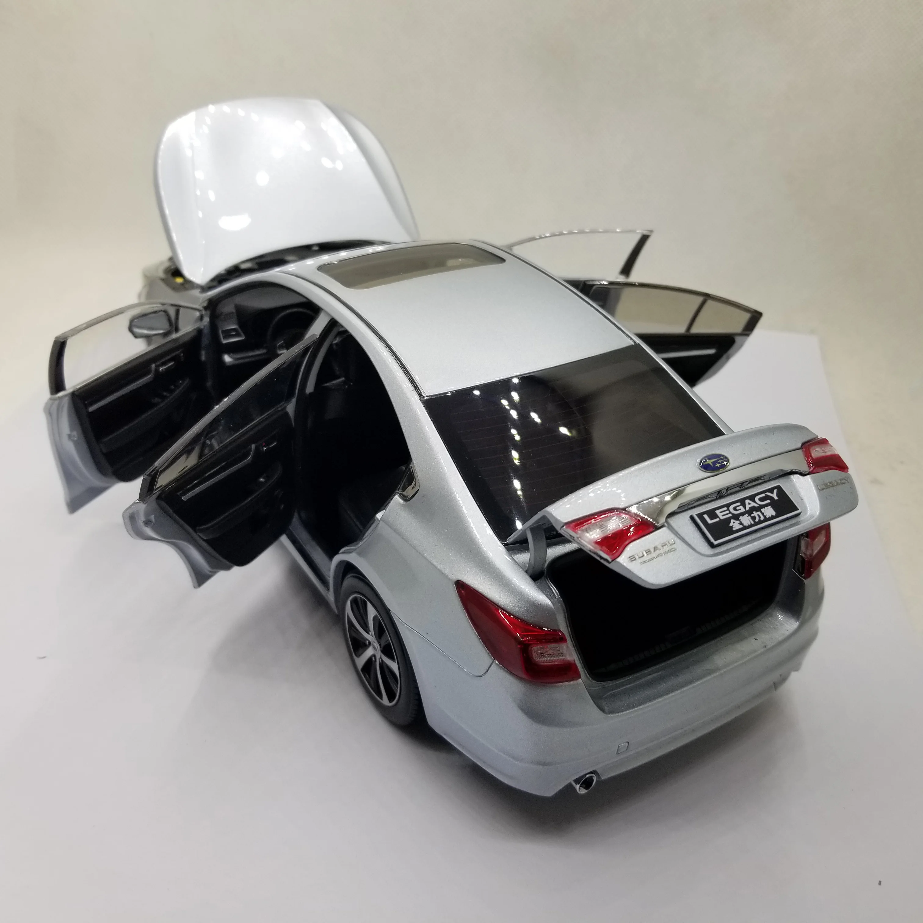 Модель литая в масштабе 1:18 для Subaru Legacy 2017 Sport Sedan игрушечная машинка из сплава