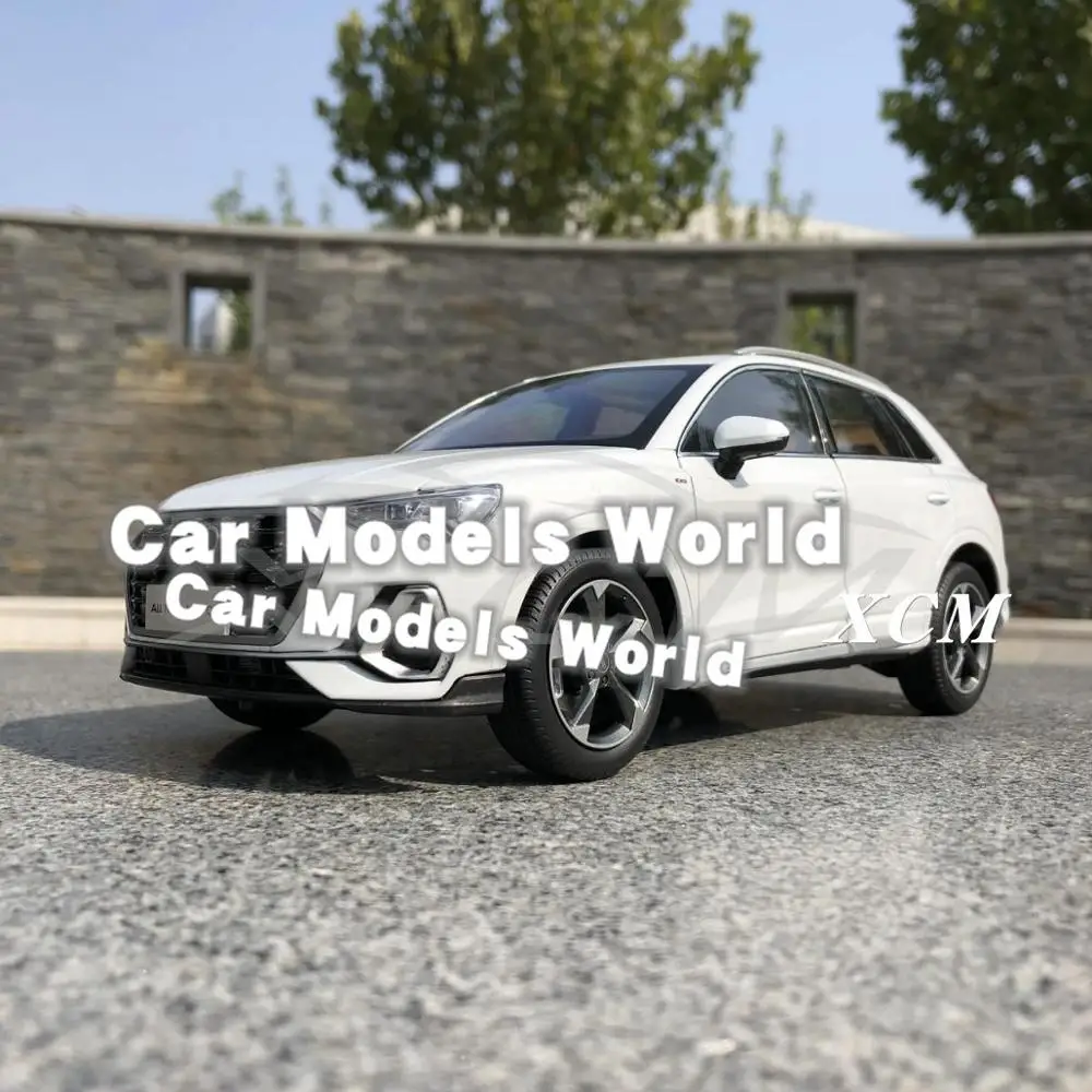Модель литая автомобиля для всех новых моделей Q3 2019 1:18 (белый) + небольшой