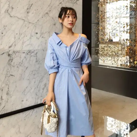 Женское асимметричное платье рубашка в полоску с бантом и открытыми плечами