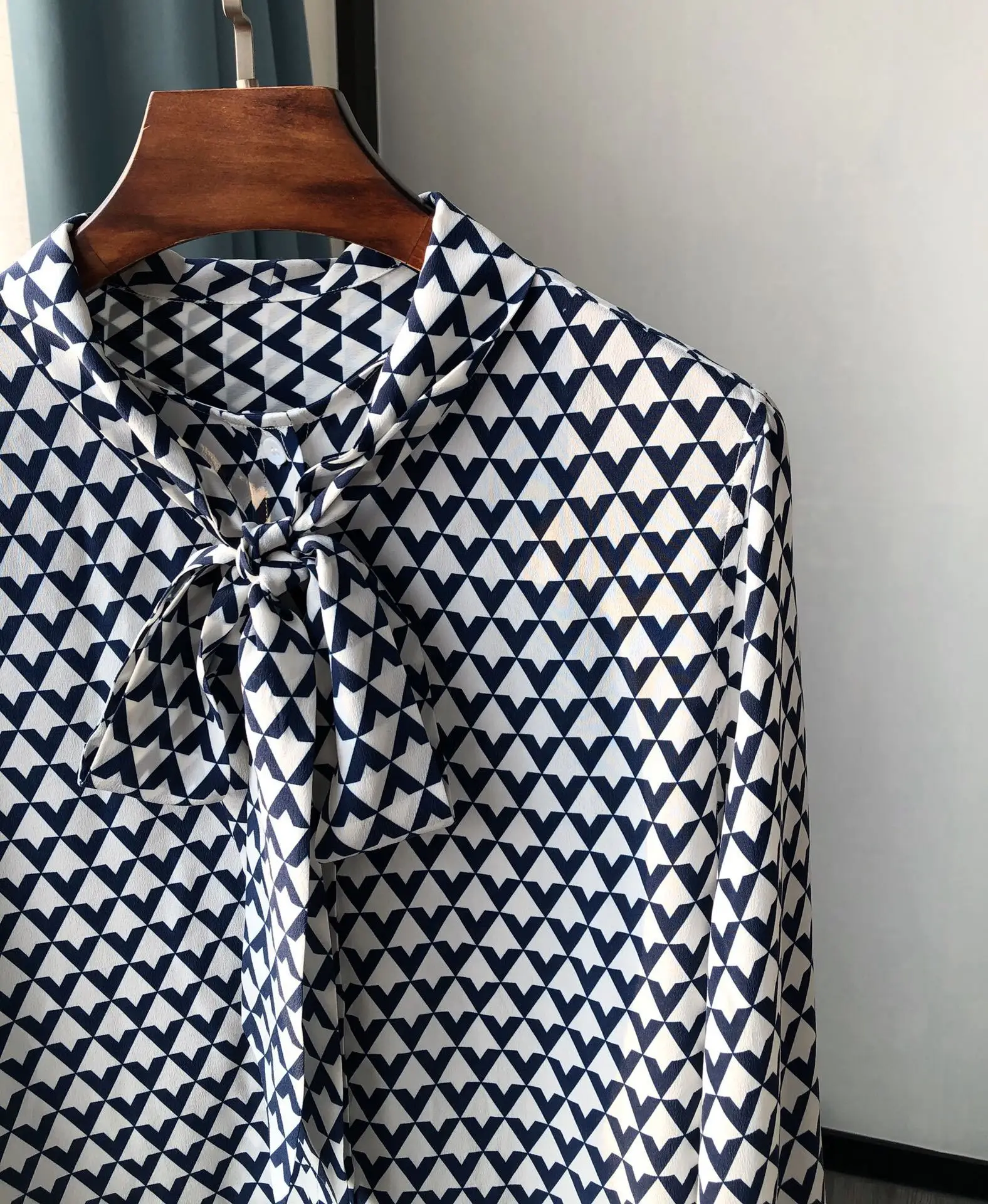 

High Quality Women Spring Vintage Temperament Contrast Color Geometric Checkered Ribbon Bow Silk Long-Sleeved Shirt Blouse