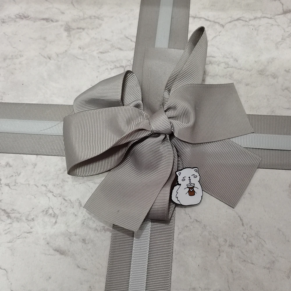 Брошь с милым рисунком животного, черный металл, эмаль, кошка пьет из чашки, размер около 0,9 * 0,8 дюйма, вес "3,3 грамма".