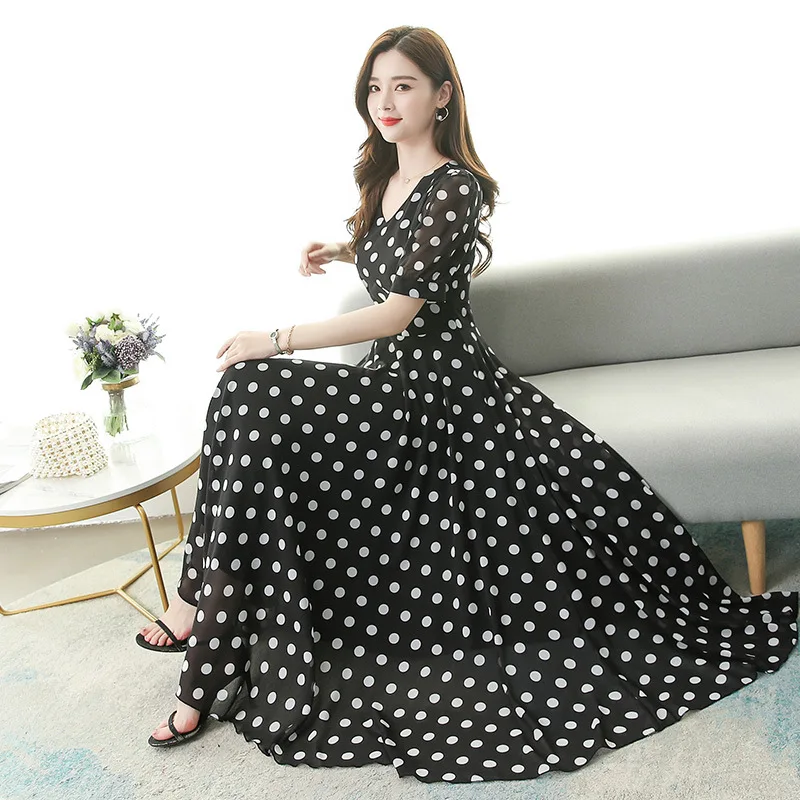 

the new Korean version of the large size dress has a long skirt with short sleeves and chiffon beach skirts