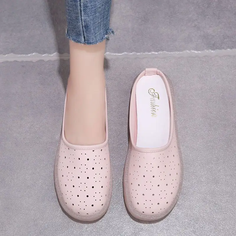 Женские сандалии на плоской подошве шлепанцы из мягкой кожи без застежки лето