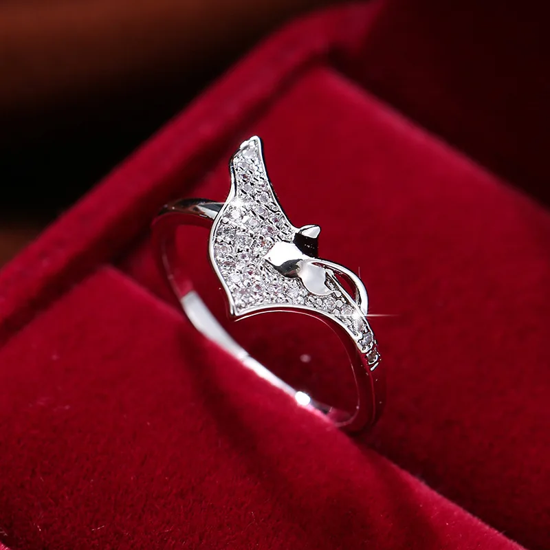 Женское кольцо с микро инкрустацией белым кубическим цирконием Кленовым листом