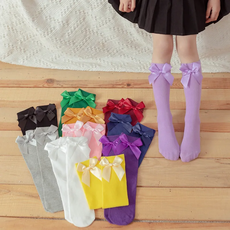 Los calcetines para ni&ntilde;os con lazos s&oacute;lidos se pueden usar en una variedad de tama&ntilde;os. Parte trasera de calcetines rectos para ni&ntilde;os-3