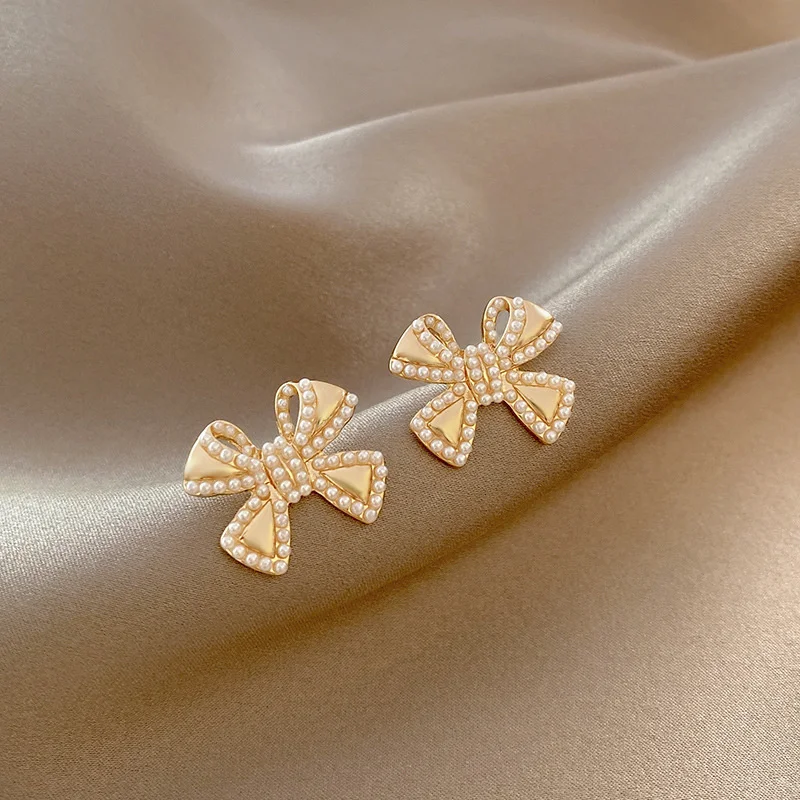 

Новые изысканные серьги-гвоздики с имитацией золотого жемчуга и бантом для женщин, корейские модные украшения, аксессуары для вечеринок дл...