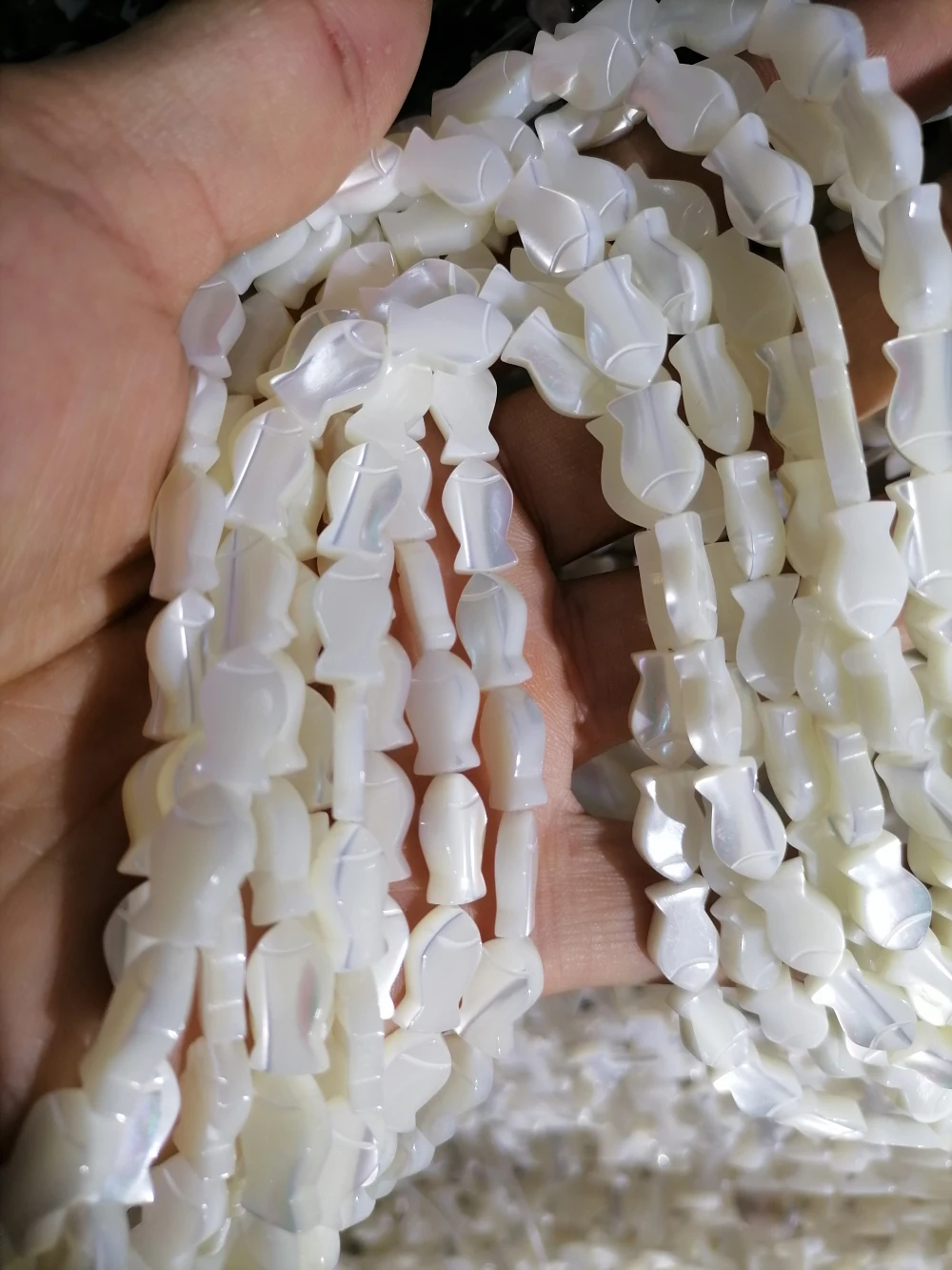 

10Pcs/lot Fish Shape White MOP Natural Shell Mother of Pearl Beads Charm Shell Beads For Fashion Jewelry Making Pendant DIY