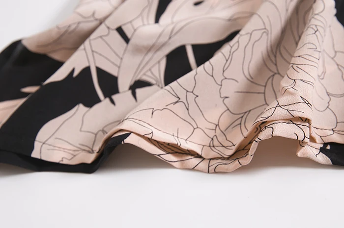 Неустановленная черно-розовая шелковая футболка из крепдешина с рисунком