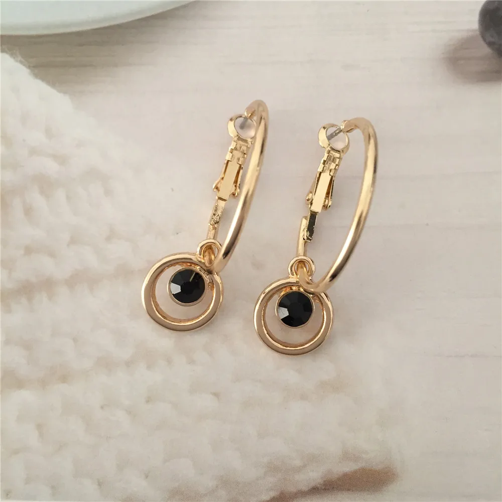 Серьги-кольца женские повседневные с черным камнем и круглыми подвесками