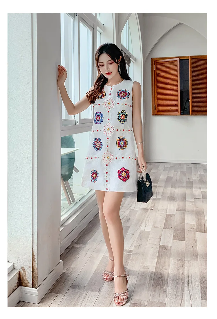 Женское дизайнерское платье без рукавов с круглым вырезом облегающее