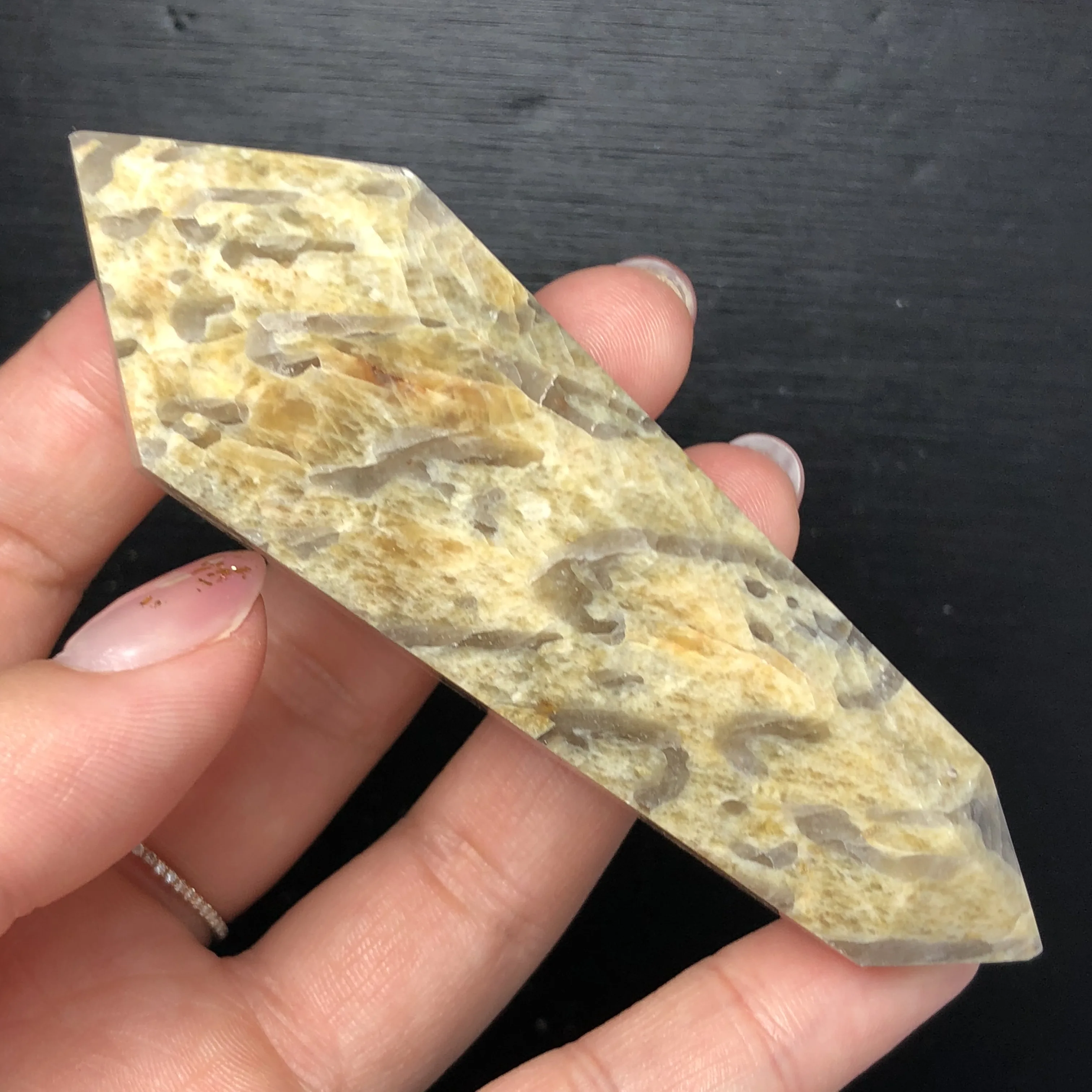 Резные двойные острые колонны из натурального желтого зернистого камня