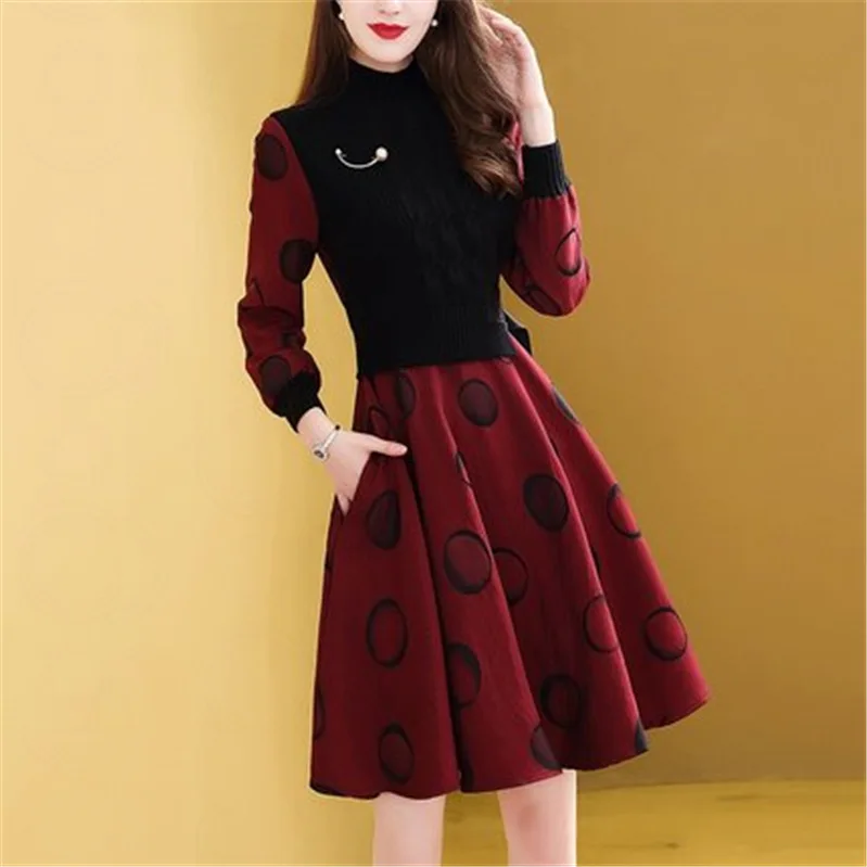 Осенне-зимнее облегающее длинное платье в горошек |