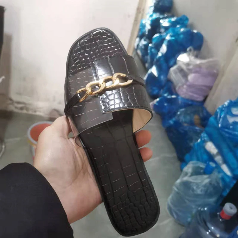 

Шлепанцы женские из экокожи, Сланцы на плоской подошве, с цепочкой и открытым носком, пляжные сандалии, лето 2022