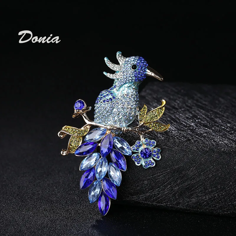 

Donia jewelry Fashion blue bird large brooch with glass eucalyptus leaves plant brooch exaggerated animal coat scarf pin