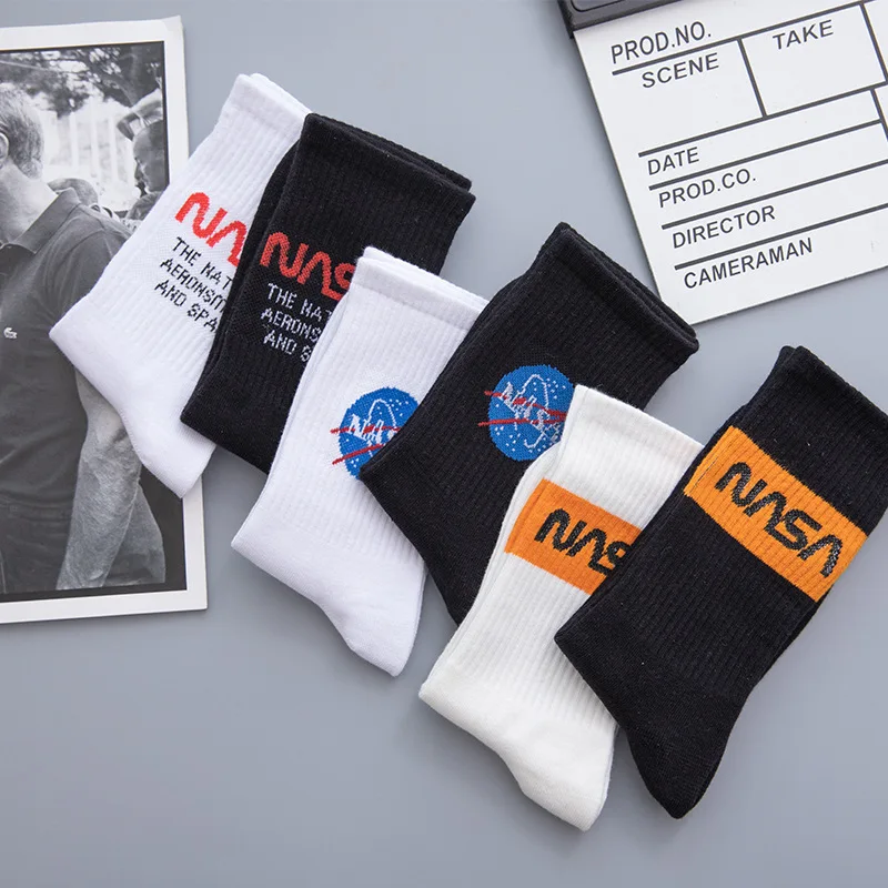 

2021 New Men's Trendy Socks With Letters Middle Tube Casual And Comfortable Cotton Adult Sock Personalized Men Autumn And Winter