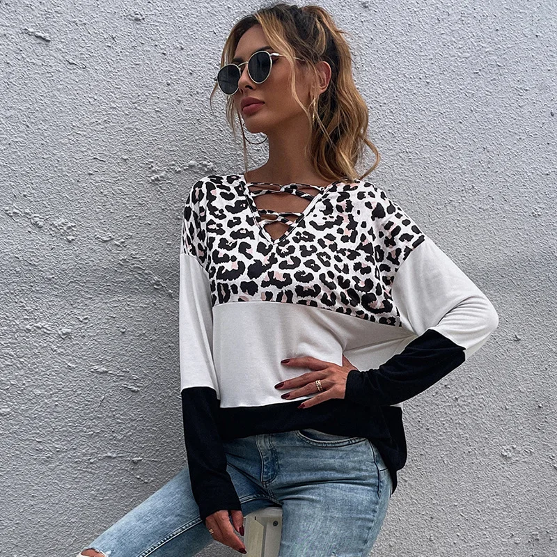 

2021 Autumn Hot Sale Fashion Women's Milk Silk Leopard Print Black and White Stitching V-Neck Loose Long-Sleeved T-shirt Women