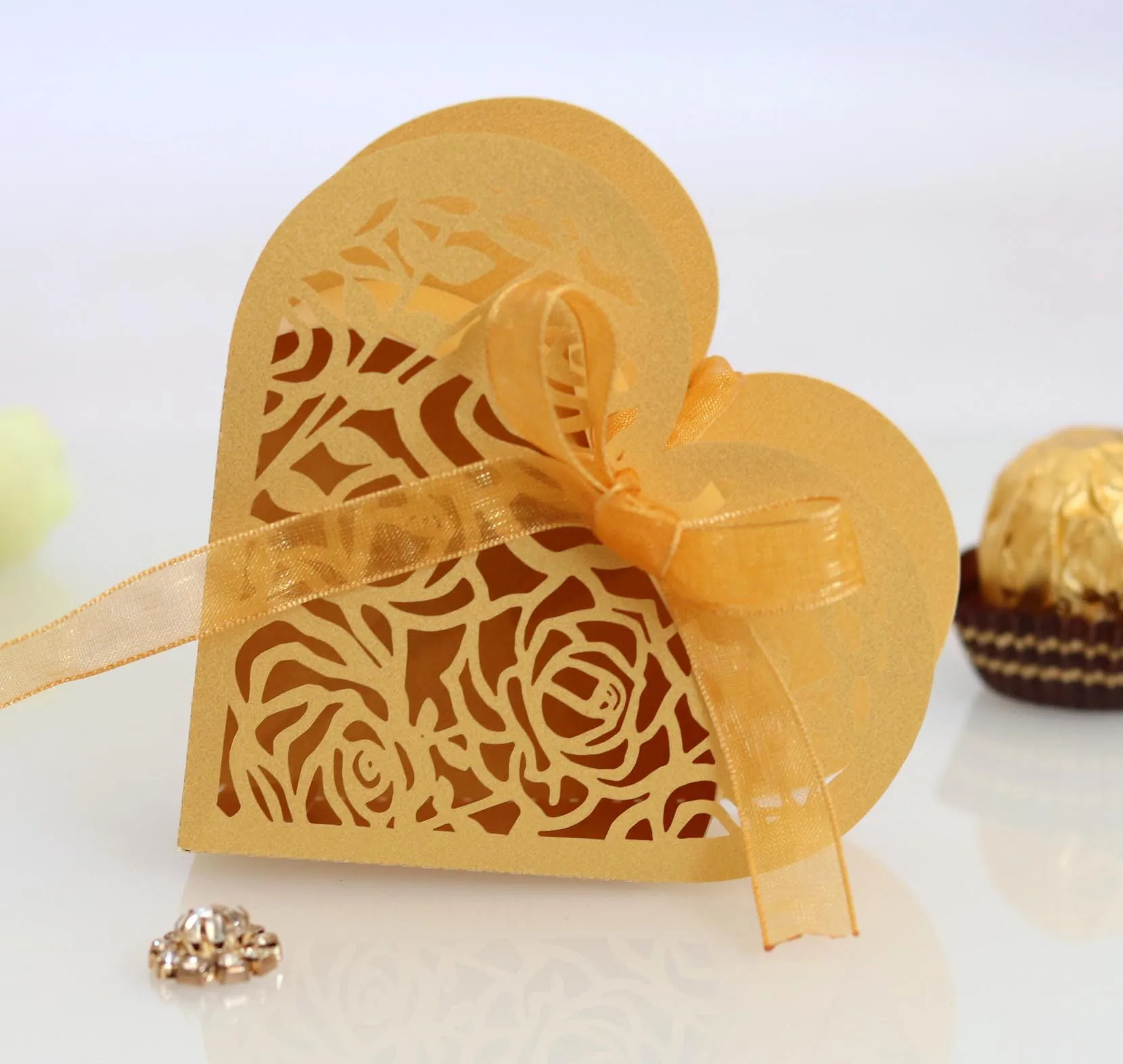 Белая/слоновая кость в форме сердца лазерная резка полые розы коробка конфет