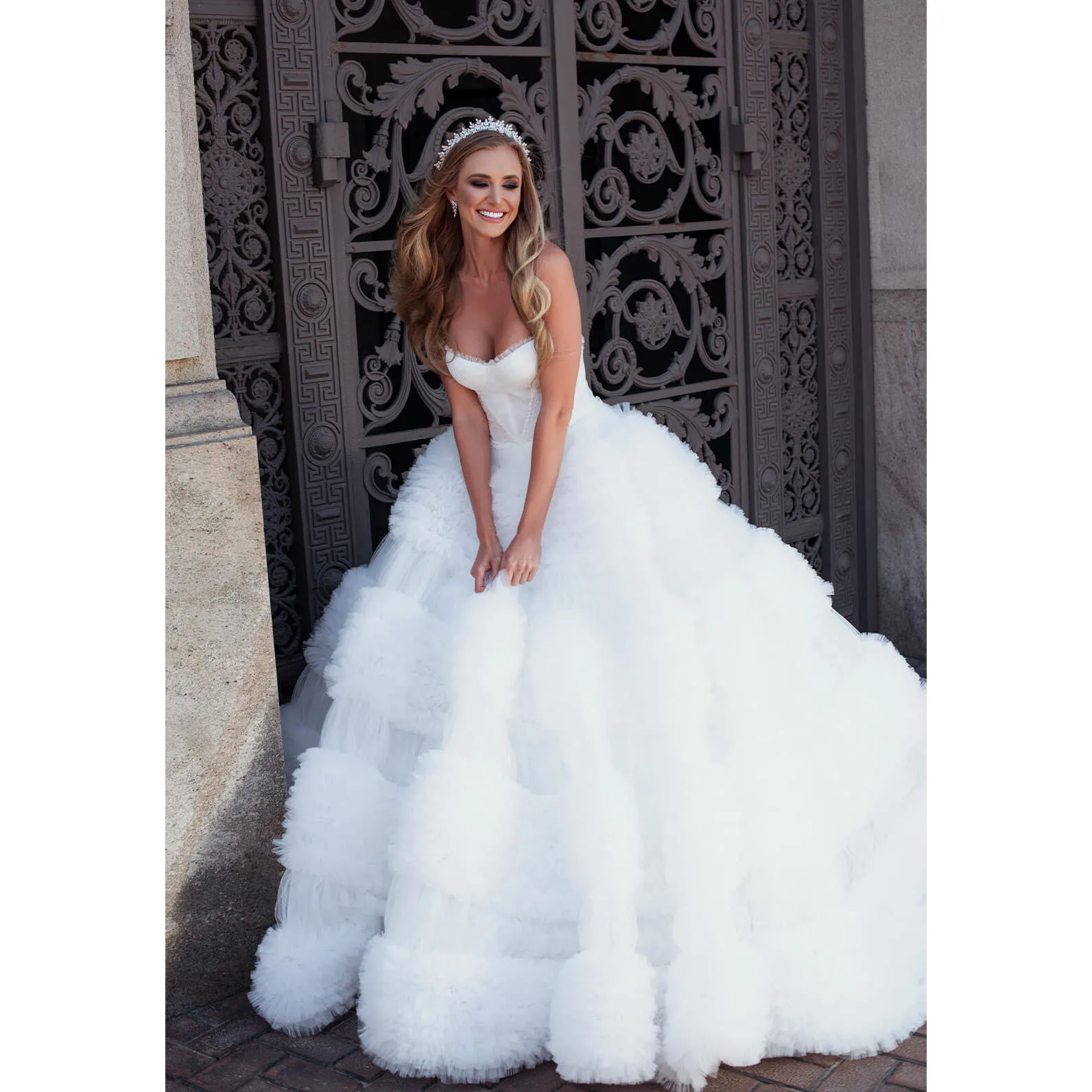 

Elegant Luxury Wedding Dresses Strapless Sleeveless Ruffles Puffy Tulle Ball Gown Women Long Evening Gowns Plus Size Custom Made