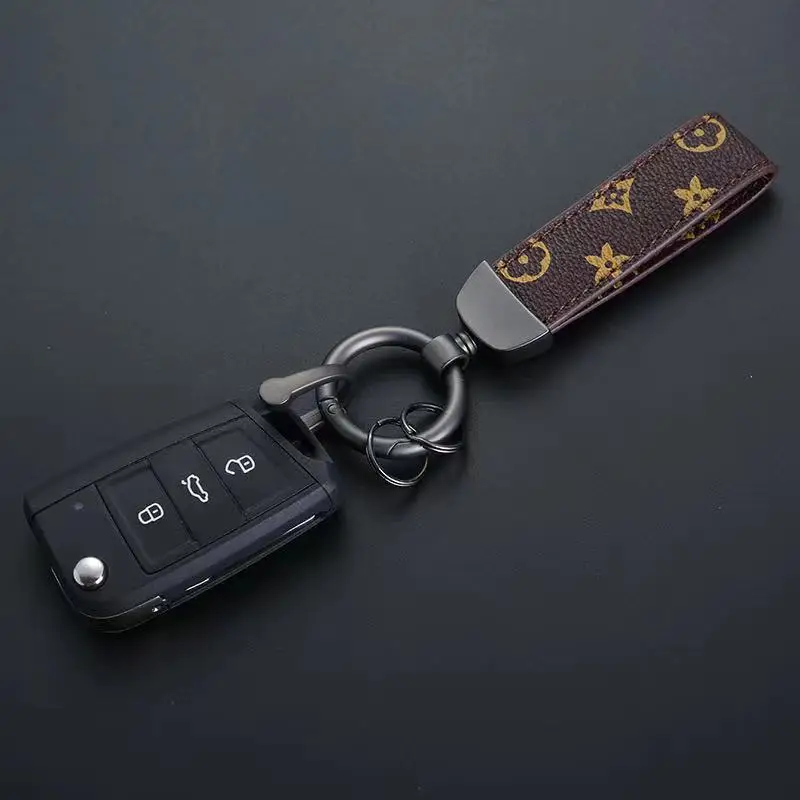 Кожаный брелок с квадратным узором и черной пряжкой для ключей автомобильный