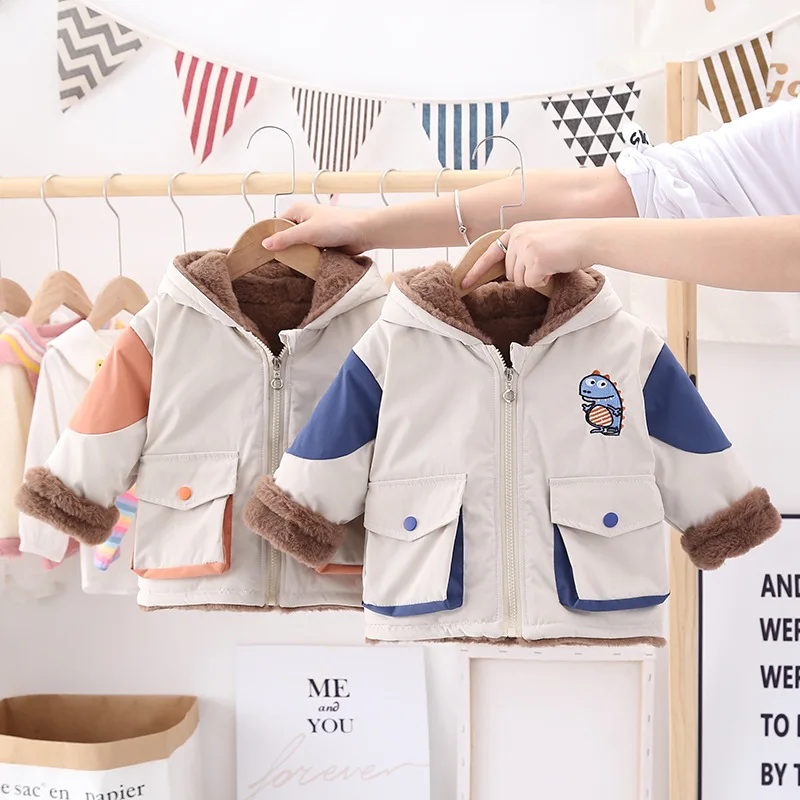 

Детская куртка с капюшоном и карманами, из мягкого хлопка