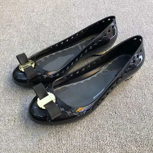 Черный Women Dress Shoes Peach Peacock Flats Metal Drop Shipping Hollow Out Slip On Jelly Round Toe Bow Breathable Cute Patent Leather - Цвет: Черный