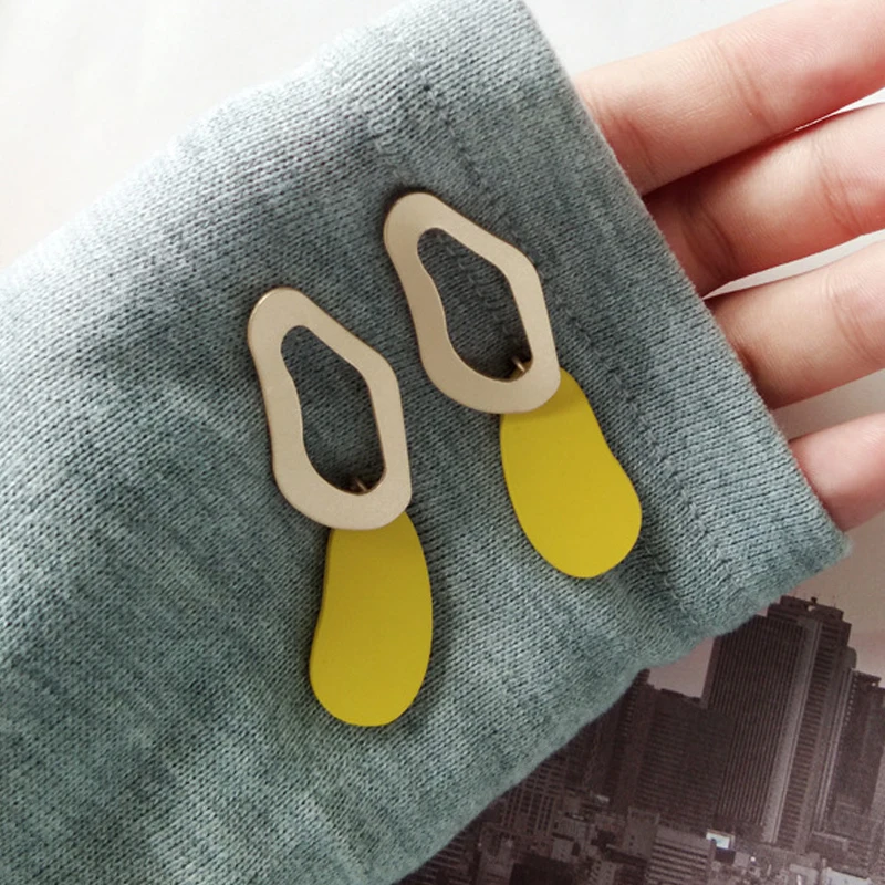 Женские асимметричные серьги карамельных цветов простые висячие в японском и