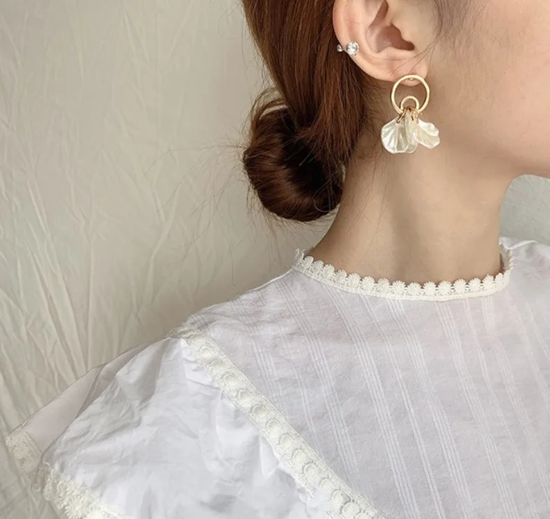 

Korean Fashion Elegant Lady Earrings Women's Imitation Shell Flower Earrings Fashion Earrings For Women 2020 Statement