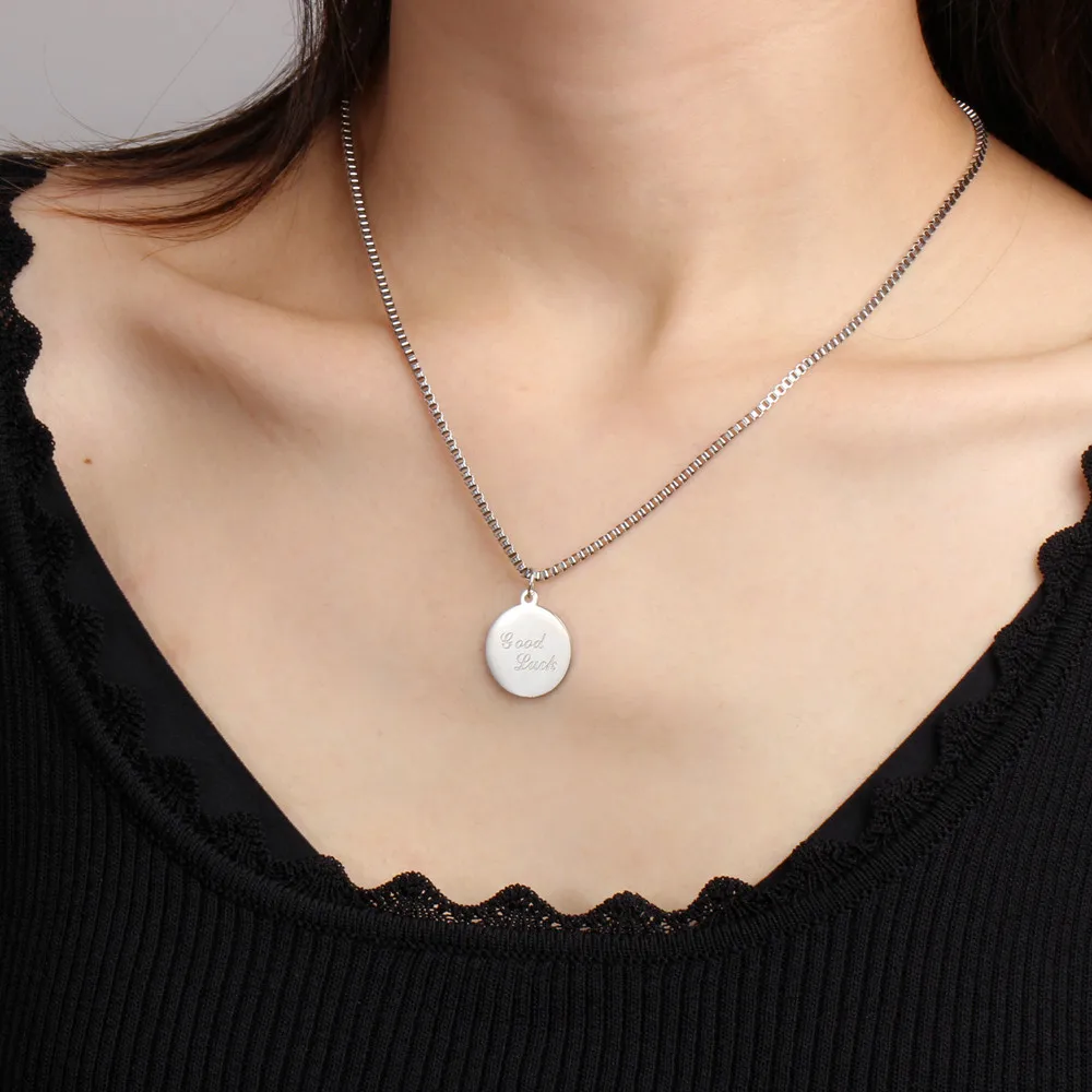 Подвеска из нержавеющей стали с буквенным принтом для женщин Серебряное