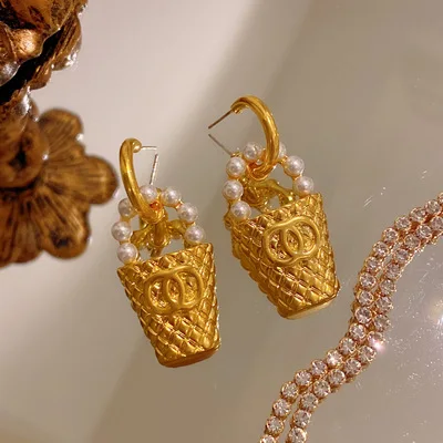 

Double C Earrings Women's S925 Silver Needle Pearl Bucket Pack Small Fragrance Earrings Diamond Retro Copper-Plated Gold Gift