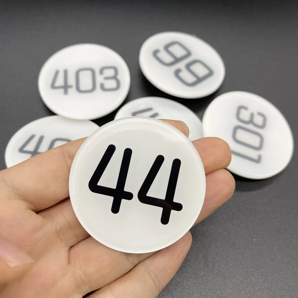 

Hunter x Hunter Hisoka Testing Pin Badge Anime Cosplay Kurapika Killua Zoldyck GON·FREECSS Number Brooch Pins Accessories Props