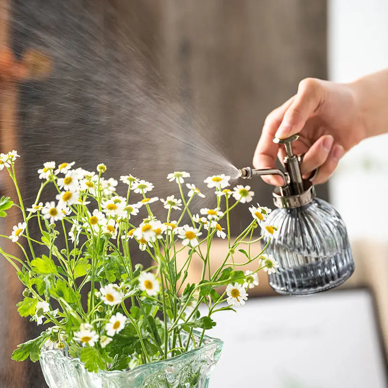 Колбы для полива цветов. Автополив для цветов. Автополив для орхидей. Стеклянный автополив для комнатных растений. Пластиковые бутылки для полива.