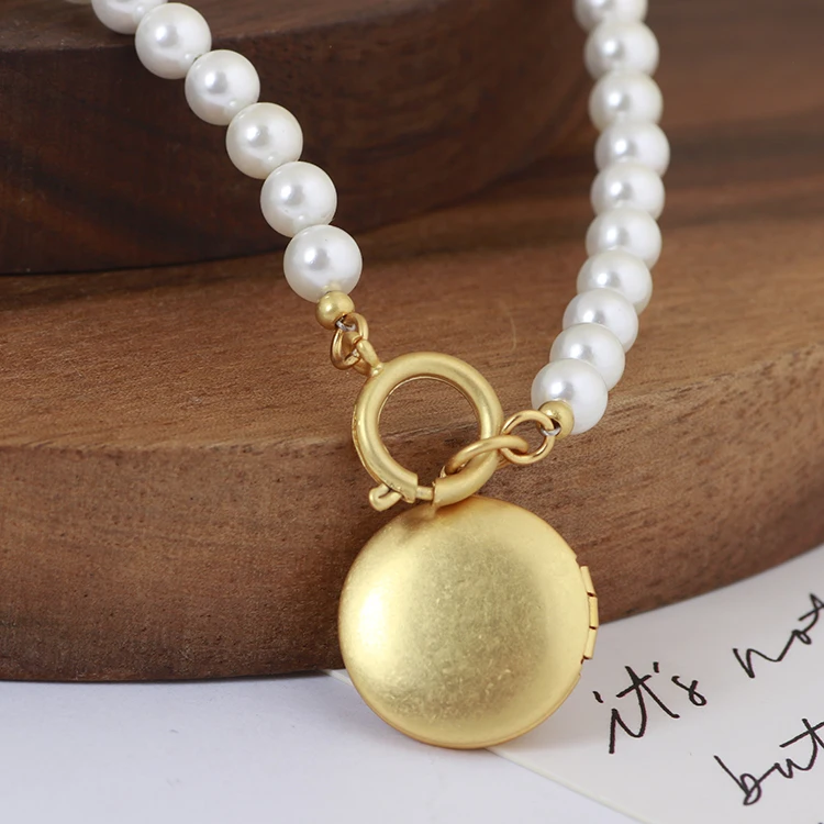 

New elegant sweet temperament light retro French pearls matte light gold color can open disc necklace women