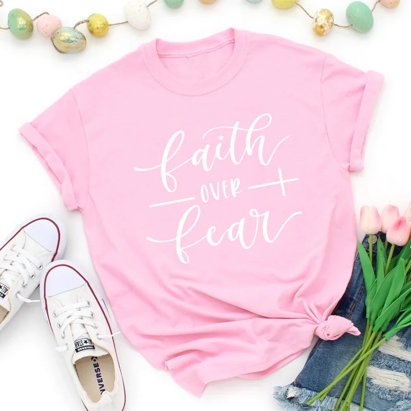 Faith Over Fear футболка для христианина Религия Костюмы для Для женщин вера рубашка Графический бесстрашный лозунг Винтаж гранж топы для девочек футболки для девочек - Цвет: pink tee white text