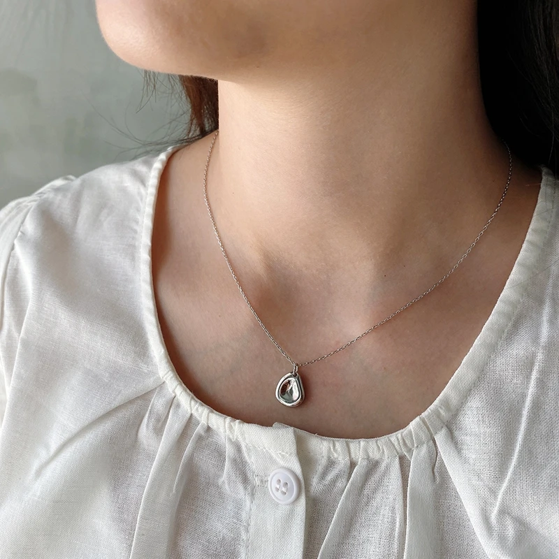 Женское ожерелье с подвеской в виде скошенного треугольника серебро 925 пробы |