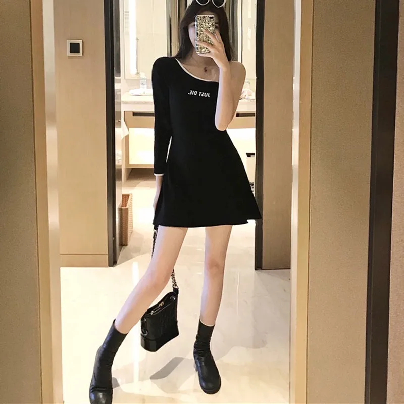 Женское платье с длинным рукавом белое вырезом лодочкой и буквенным принтом в