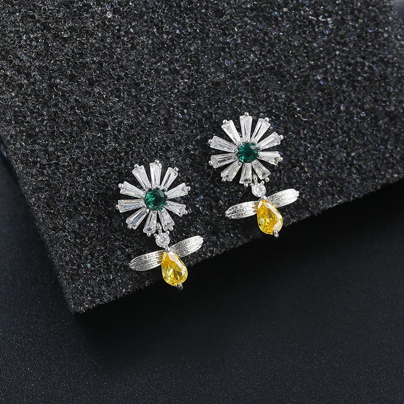 

Korean Crystal Daisy Flower Animal Bee Stud Earrings For Women Small Cute Honey Bee Earrings Temperament Wedding Party Jewelry