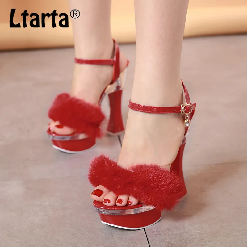 LTARTA/босоножки на танкетке с кроличьим мехом и не сужающимся книзу массивным